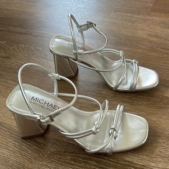 Silver heels - Picture 2 of 10